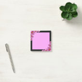 Paars kosmos-ventilatorontwerp op een zwarte achte post-it® notes (Kantoor)