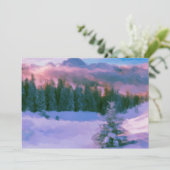 Paars licht winterbos met sneeuw feestdagenkaart (Staand voorkant)
