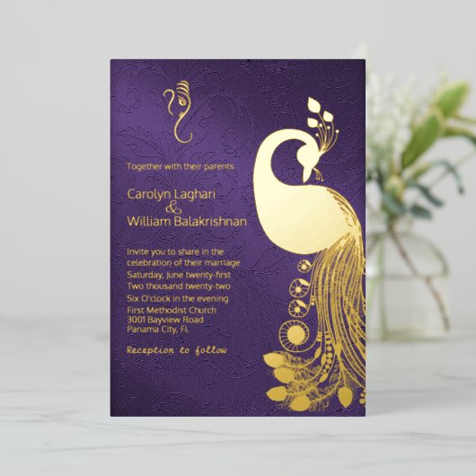 Paars met Gold Peacock en Ganesha Wedding Folie Uitnodiging (Staand Voorkant)