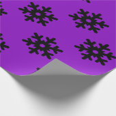 Paars met zwarte sneeuwvlokken cadeaupapier (Hoek)