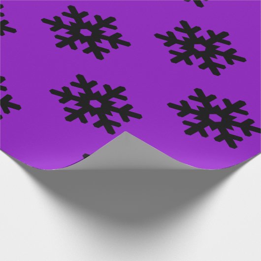 Paars met zwarte sneeuwvlokken cadeaupapier (Hoek)