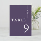 Paars Minimalistisch Modern Monogram Tafelnummer (Staand voorkant)