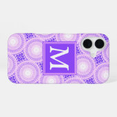 Paars monogram cirkelpatroon iPhone 16 hoesje (Achterkant horizontaal)
