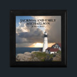Paar's Names Wedding Date Lighthouse Sunset Cadeaudoosje<br><div class="desc">Deze prachtige Portland Head Lighthouse,  Maine cadeaudoos,  gepersonaliseerd voor het jongste echtpaar,  heeft hun naam en trouwdatum op de voorkant.</div>