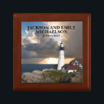 Paar's Names Wedding Date Lighthouse Sunset Cadeaudoosje<br><div class="desc">Deze prachtige Portland Head Lighthouse,  Maine cadeaudoos,  gepersonaliseerd voor het jongste echtpaar,  heeft hun naam en trouwdatum op de voorkant. Kies je maat en kleur.</div>