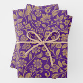 Paars omslagpapier met een gouden patroon inpakpapier vel (In situ)