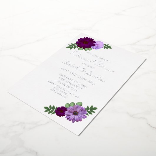 Paars Peony Floral Rehearsal Dinner Folie Uitnodiging (Gedraaid)