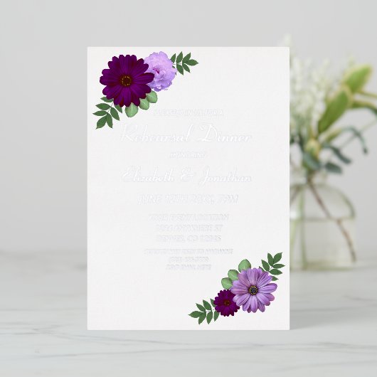 Paars Peony Floral Rehearsal Dinner Folie Uitnodiging (Staand Voorkant)