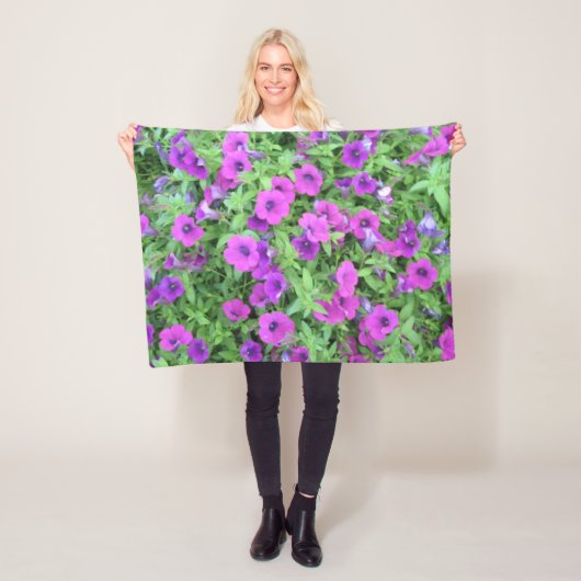 Paars Petunias Fleece Blanket (In situ)