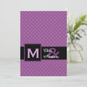 Paars Polka Dot Pattern Monogram Weddenschap Sjabl Kaart (Staand voorkant)