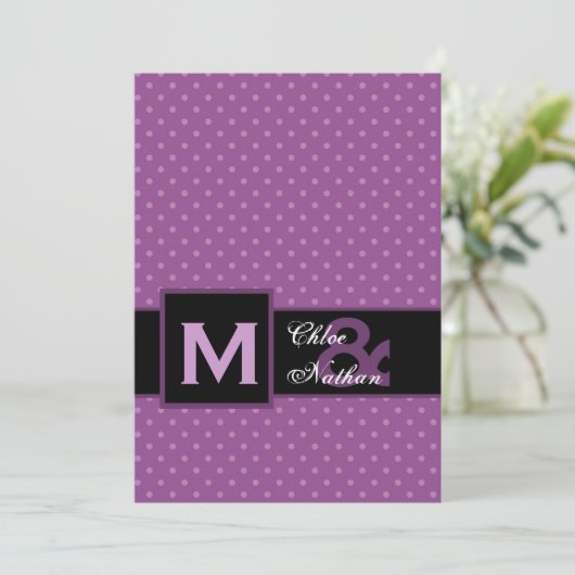 Paars Polka Dot Pattern Monogram Weddenschap Sjabl Kaart (Staand voorkant)
