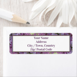 Paars pruimen en groen gepatterd etiket