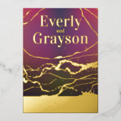 Paars rood marmer adering goud trouwring folie uitnodiging (Voorkant)