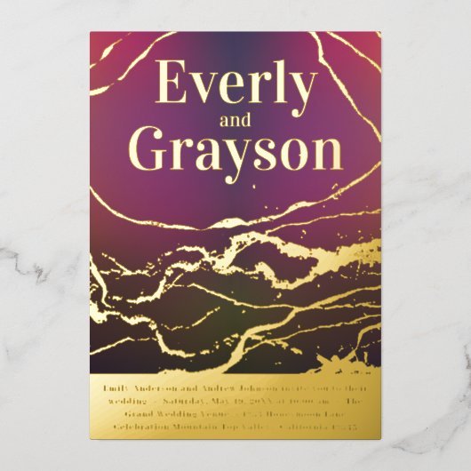 Paars rood marmer adering goud trouwring folie uitnodiging (Voorkant)