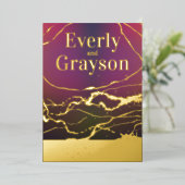 Paars rood marmer adering goud trouwring folie uitnodiging (Staand Voorkant)