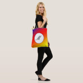 Paars rood oranje monogram tote bag (Op model)
