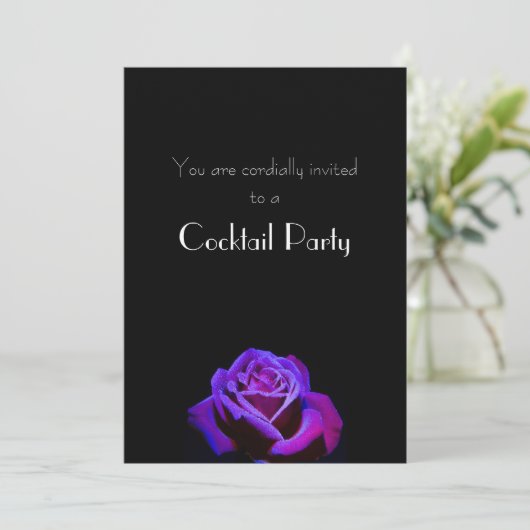 Paars Roos met druppeltjes op Black Cocktail Party Kaart (Staand voorkant)