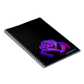 Paars Roos met waterdruppels op zwarte achtergrond Notitieboek (Rechterzijde)