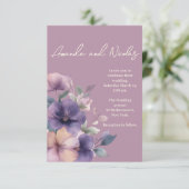 Paars roze bloemen op bruiloft uitnodiging (Staand voorkant)