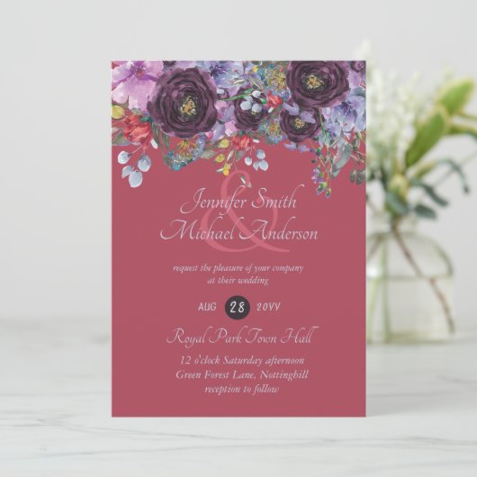 Paars Roze Bloemige Trouw Uitnodiging met Bessenge (Staand voorkant)
