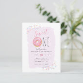 Paars | Roze Doughnut Sprinkle Sweet 1ste verjaard Uitnodiging Briefkaart (Staand voorkant)