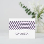 Paars Simple Chevron Table Number Briefkaart (Staand voorkant)