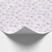 Paars Snowflake Patroon op witte kerstwinter Cadeaupapier (Hoek)