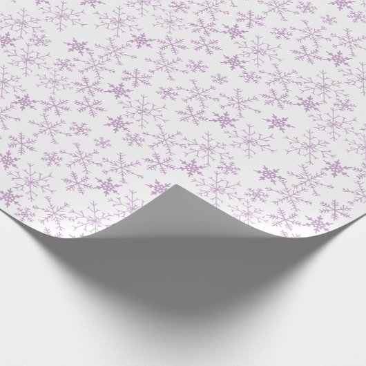Paars Snowflake Patroon op witte kerstwinter Cadeaupapier (Hoek)