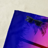 Paars tropisch strand op zonsondergang strandlaken (In situ)