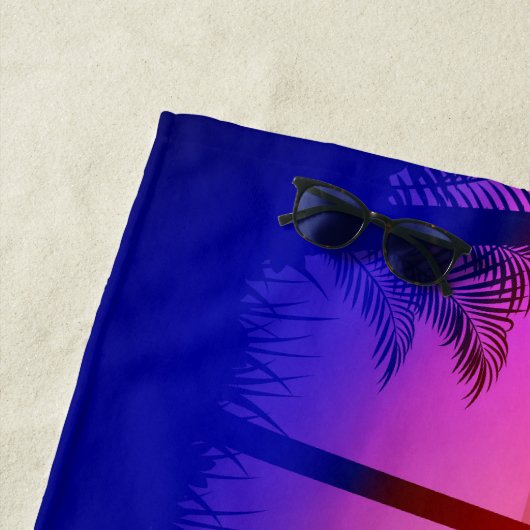 Paars tropisch strand op zonsondergang strandlaken (In situ)