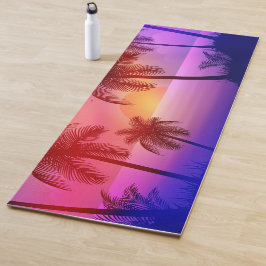 Paars tropisch strand op zonsondergang yogamat