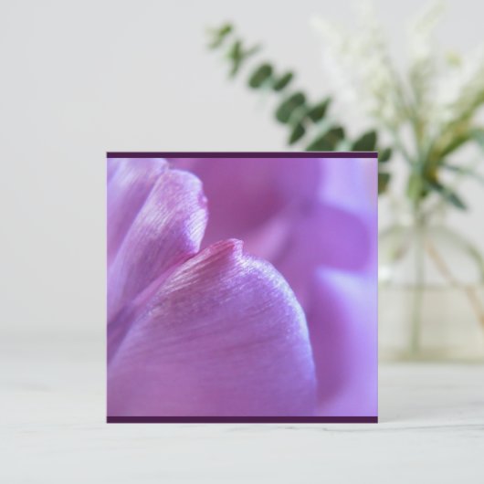 Paars Tulip Petal Uitnodiging (Staand voorkant)