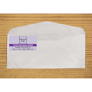 Paars verzendlabel met gemarkeerde merknaam