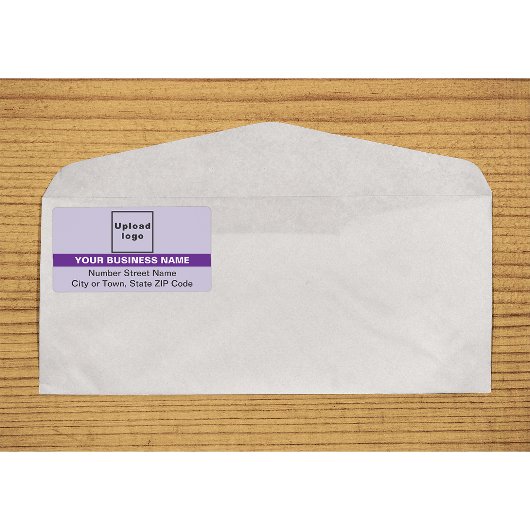 Paars verzendlabel met gemarkeerde merknaam