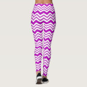 Paars Wit Chevron Zigzag Patroon Ontwerp Leggings (Achterkant)