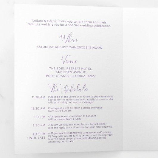 Paars-witte bruiloft, helemaal in één drieluik uitnodiging (Binnenzijde eerst)