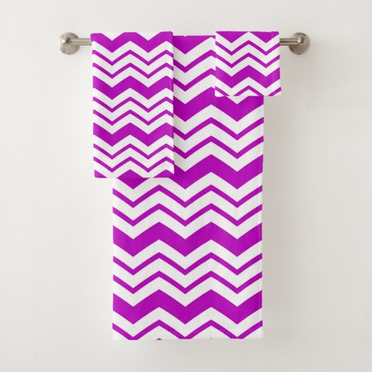 Paars Witte Chevron Zigzag Patroon Ontwerp  Bad Handdoek (Insitu)
