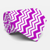 Paars Witte Chevron Zigzag Patroon Ontwerp Stropdas (Opgerold)