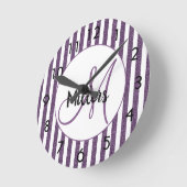 Paars witte glitter strepen monogram naam ronde klok (Hoek)