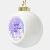 Paars Witte Huis Sneeuwige Nieuwjaar 2023 Keramische Bal Ornament (Rechts)