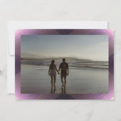 paars-witte klassieke deco goudmonogram save the date (Achterkant)