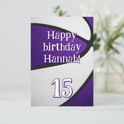 Paars witte teamkleuren meisjes basketbal verjaard kaart (Staand voorkant)