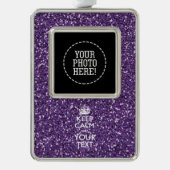 Paars zoals KEEP CALM en Jouw tekst Verzilverd Omlijst Ornament (Voorkant)