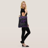 Paars zwart geborsteld metaal glitter monogram tote bag (Op model)