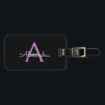 Paars zwart Script Girly Monogram Naam Bagagelabel<br><div class="desc">Zwart en Paarse Monogram Voeg je eigen naam Script Bagagetas Label De tas label maakt de perfecte lieve 16 jarig,  bruiloft,  vrijgezellenfeest,  baby shower of vrijgezellenfeest cadeau voor iemand die haar kamer in stijl versieren.</div>