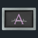 Paars zwart Script Girly Monogram Naam Gesp<br><div class="desc">Zwart en Paarse Eenvoudig Script Monogram Naam Belt Buckle. Dit maakt het perfecte afstuderen,  zoet 16 16th,  18th,  21st,  30th,  40th,  50th,  60th,  70th,  80th,  90th,  100th Birthday,  bruiloft,  vrijgezellenfeest,  jubileum,  baby shower of vrijgezellenfeest cadeau voor iemand die houdt van glamoureuze luxe en chique stijlen.</div>