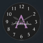 Paars zwart Script Girly Monogram Naam Grote Klok<br><div class="desc">Paarse en zwarte eenvoudige scriptmonogram naamklok. Dit maakt het perfecte zoete 16-jarige verjaardagscadeau,  bruiloft,  vrijgezellenfeest,  jubileum,  baby shower of vrijgezellenfeest voor iemand die van glamoureuze luxe en chique stijlen houdt.</div>