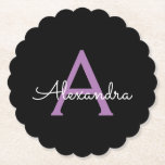 Paars zwart Script Girly Monogram Naam Kartonnen Onderzetters<br><div class="desc">Zwart en Paarse Eenvoudig Script Monogram Naam Papieren Onderzetters. Dit maakt het perfecte afstuderen,  verjaardagscadeau,  bruiloft,  vrijgezellenfeest,  jubileum,  baby shower of vrijgezellenfeest cadeau voor iemand die houdt van glamoureuze en chique stijlen.</div>