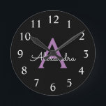 Paars zwart Script Girly Monogram Naam Ronde Klok<br><div class="desc">Paarse en zwarte eenvoudige scriptmonogram naamklok. Dit maakt het perfecte zoete 16-jarige verjaardagscadeau,  bruiloft,  vrijgezellenfeest,  jubileum,  baby shower of vrijgezellenfeest voor iemand die van glamoureuze luxe en chique stijlen houdt.</div>