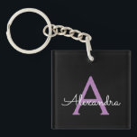 Paars zwart Script Girly Monogram Naam Sleutelhanger<br><div class="desc">Zwart en Paarse Eenvoudig Script Monogram Naam Sleutelhanger. Dit maakt het perfecte zoete 16-jarige verjaardagscadeau,  bruiloft,  vrijgezellenfeest,  jubileum,  baby shower of vrijgezellenfeest voor iemand die van glamoureuze luxe en chique stijlen houdt.</div>